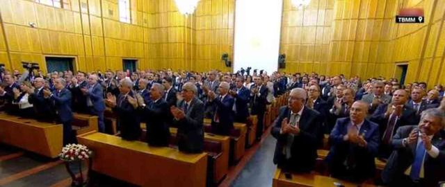 Bahçeli'den parti grubunu ayağa kaldıran Sinan Ateş sözleri