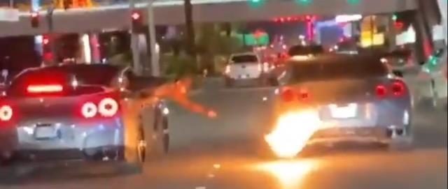 Arabanın egzozuyla marshmallowları kızarttı