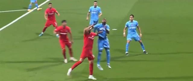 Bu sefer 'Oyna, devam' dedi! Hakem Arda Kardeşler'e tepkiler çığ gibi