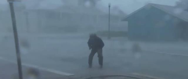 Ian Kasırgası, Florida'yı vurdu! Canlı yayında son gelişmeleri aktaran muhabir az daha uçuyordu