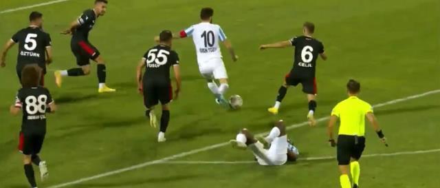 Türkiye, Erzurumspor-Samsunspor maçındaki skandal penaltı kararını konuşuyor