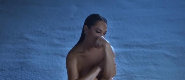 59'luk Hülya Avşar, yeni klibinde çırılçıplak kamera karşısına geçti