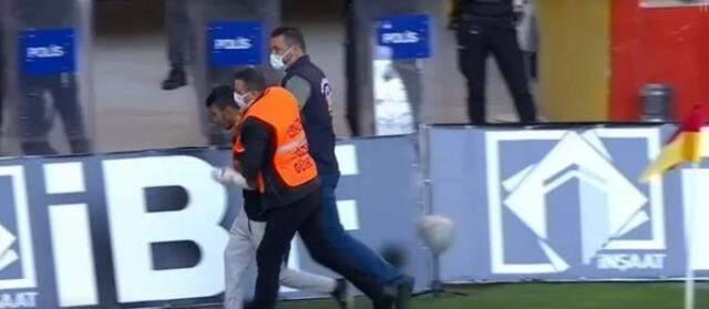 Kayseri'de büyük skandal! Trabzonsporlu Anastasios Bakasetas, gözü dönmüş holiganla burun buruna geldi