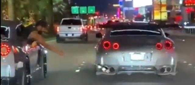 Arabanın egzozuyla marshmallowları kızarttı