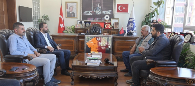 Şampiyonluk iddiasını kazanan Duran amca, kaymakam ve belediye başkanından forma aldı