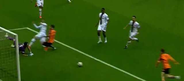 Galatasaray maçında çok tartışılan iki pozisyon! VAR kararları ezeli rakip taraftarlarını çıldırttı