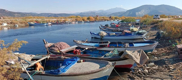 Büyük Menderes Nehri alarm veriyor, simsiyah oldu