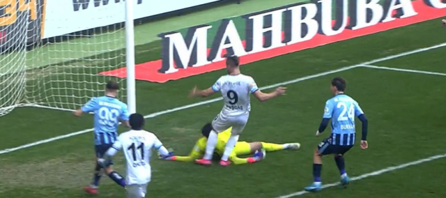 Süper Lig'de korku dolu anlar: Vedat Karakuş, hastaneye kaldırıldı