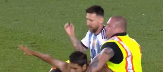 Neye uğradığını şaşırdı! Yarı çıplak taraftarın Messi'ye yaptıkları maçın önüne geçti