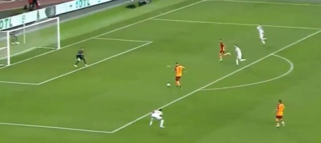 Seferovic bu pozisyonda yaptığıyla Galatasaraylıları şoka soktu! Herkes birbirine aynı soruyu soruyor