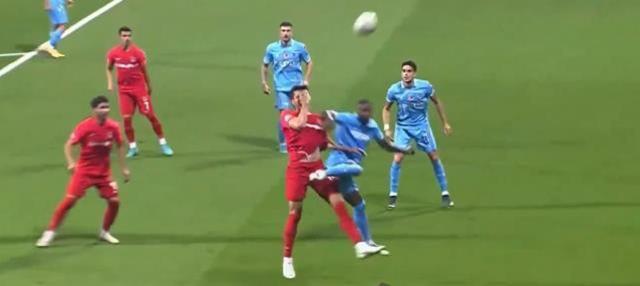 Bu sefer 'Oyna, devam' dedi! Hakem Arda Kardeşler'e tepkiler çığ gibi