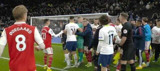 Dünyanın izlediği maçta büyük skandal! Taraftar reklam panosunun üzerine çıkıp yaptığıyla şok etti