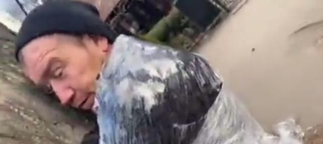 Ukrayna halkından yağmacılara linç! Çırılçıplak soyup direğe bağlayarak kemerle dövdüler