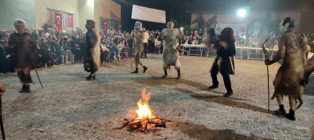Bursa'da bir garip gelenek: Kestikleri kurbanların derisini giyip ateşin etrafında dönüyorlar