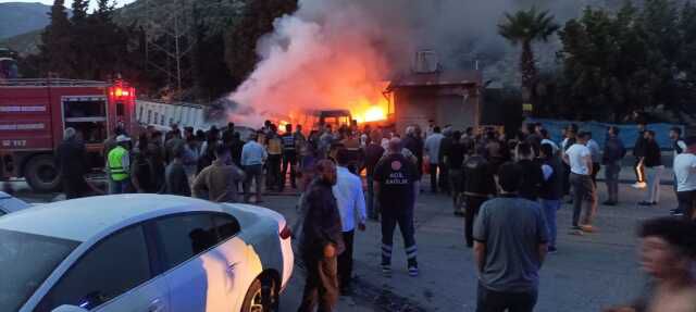 Son Dakika: Hatay'da kontrolden çıkan kamyon, asker uğurlayan kalabalığın arasına daldı: 12 ölü, 3'ü ağır 31 yaralı