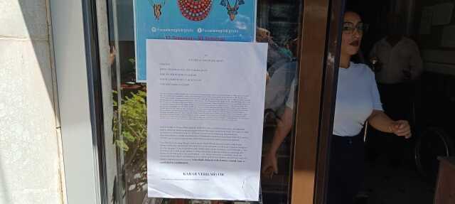 İzmir Foça'da imara açılan alanlar ve kaçak inşaatlara belediye önünde protesto