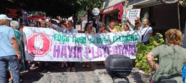 İzmir Foça'da imara açılan alanlar ve kaçak inşaatlara belediye önünde protesto