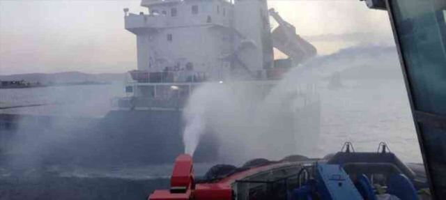 Çanakkale Boğazı'ndan geçiş yapan bir kuru yük gemisinde yangın çıktı, boğaz trafiği çift yönlü askıya alındı