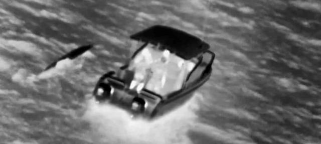 Hawaii'de denizde kaybolan17 yaşındaki genç, 12 saat sonra salına tutunmuş halde bulundu