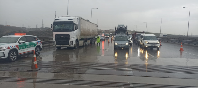 Rüzgarın şiddetine tonlarca ağırlıktaki araçlar bile dayanamadı: TIR'lar otoyolda devrildi