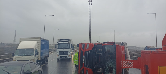 Rüzgarın şiddetine tonlarca ağırlıktaki araçlar bile dayanamadı: TIR'lar otoyolda devrildi