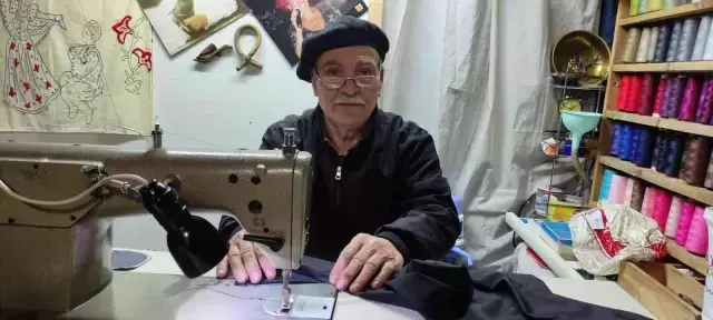 53 yıllık terzi kömürlü ütüyle kumaşları ütülüyor
