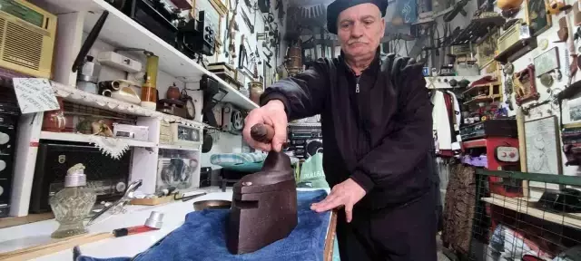 53 yıllık terzi kömürlü ütüyle kumaşları ütülüyor
