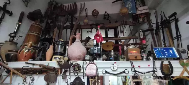 53 yıllık terzi kömürlü ütüyle kumaşları ütülüyor