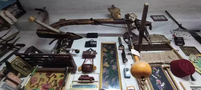 53 yıllık terzi kömürlü ütüyle kumaşları ütülüyor