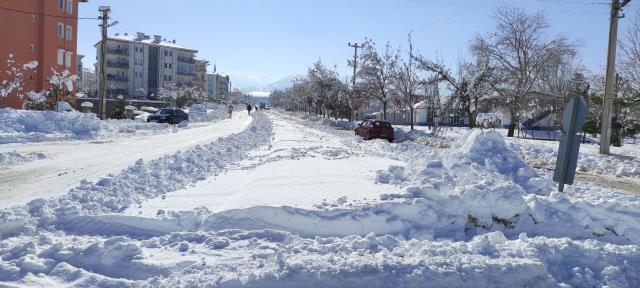 Son Dakika: Elektrik kesintisinin yaşandığı Isparta'da yoğun kar yağışı nedeniyle yüz yüze eğitime 5 gün ara verildi