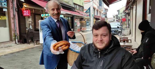 Takım elbiseyle simit satan adam ayda 25 bin lira kazanıyor
