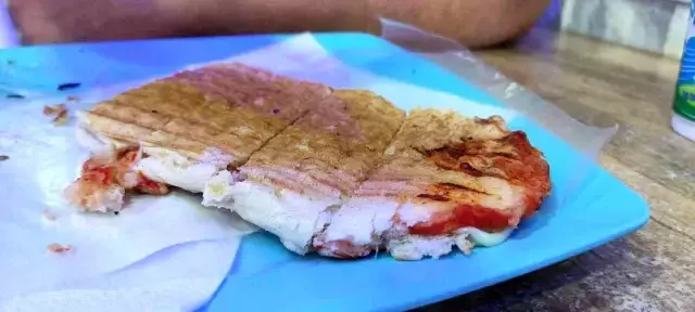 Bu büfede 13 ya da 15 tane tost yiyen para ödemiyor, üstüne altın alıyor