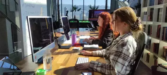 Yırtıcı kuş gazeteye yuva yaptı, ofise her gün yılan ve fare taşıyor! Haberciler diken üstünde