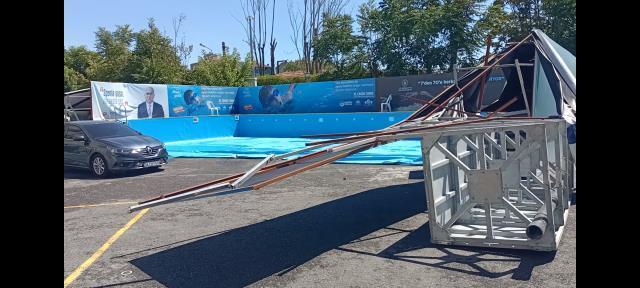 Çocukların içinde bulunduğu havuz patladı! Yaşanan panik kamerada