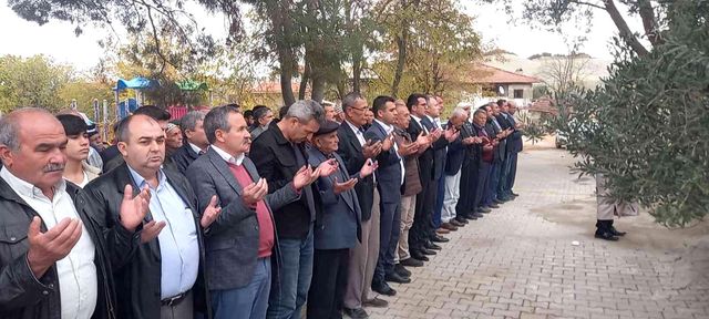 Selendi Halılar Mahallesi'nde vatandaşlar yağmur duasına çıktı
