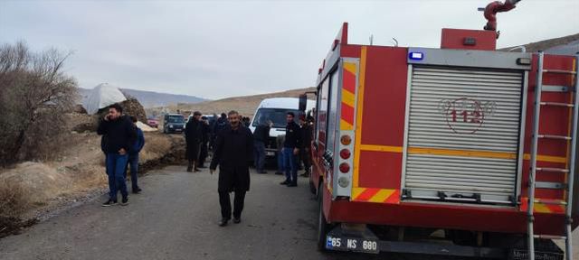 Öğrenci servisinin şarampole devrilmemesi için halatlarla tuttular