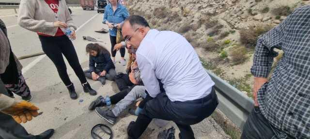 Afyonkarahisar'da korkunç kaza! AK Partili aday seçim gezisini bırakıp yaralıların hayatını kurtardı