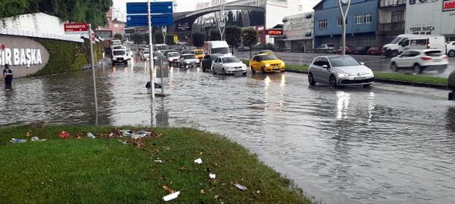 Sakarya''''''''da sağanak yağış sonrası yolları su bastı