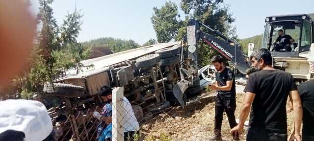 Son Dakika: Kahramanmaraş'ta freni boşalan kamyon cenaze namazı kılanların arasına daldı! Ölü ve yaralılar var