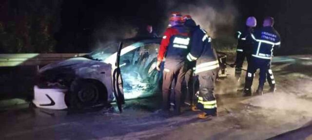 Bariyerler çarpan otomobil alevlere teslim oldu: 1 ölü, 1 yaralı