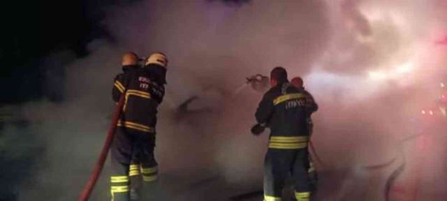 Bariyerler çarpan otomobil alevlere teslim oldu: 1 ölü, 1 yaralı