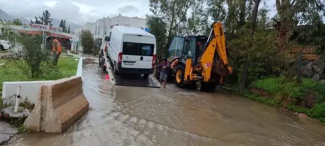 Bodrum'da sağanak, hayatı felç etti! Cadde ve sokaklar göle döndü, sürücüler araçlarda mahsur kaldı