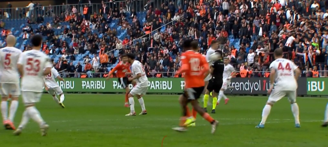Herkes sebebini konuşuyor: Adanaspor'un metrelerce uzaktan attığı bul gol iptal edildi