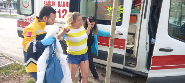 Otomobilden atılan kadın baygın bulundu