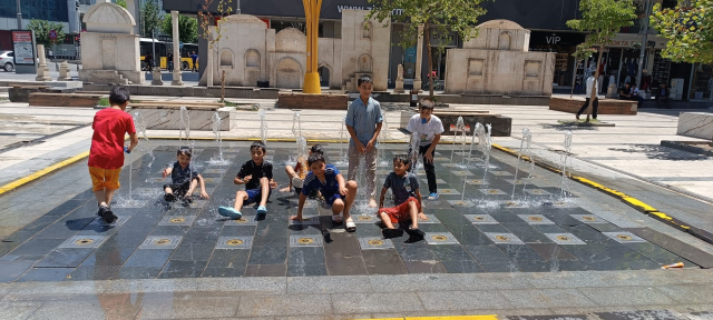 Kavurucu sıcaklarda çareyi başına bidonla su dökmekte buldu