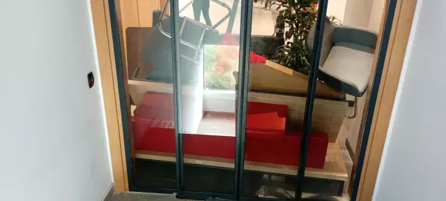CHP'li vekiller Gürsel Tekin'in girmeye çalıştığı makam odasına barikat kurdu