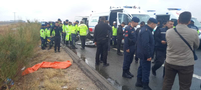 Jandarma aracına minibüs çarptı! 2 asker şehit oldu, 1 kişi hayatını kaybetti