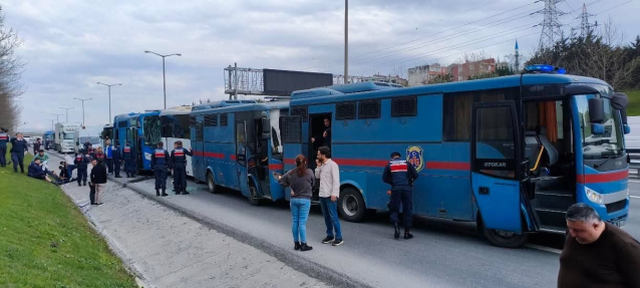 4 cezaevi aracı birbirine girdi; 6'sı jandarma 17 kişi yaralandı