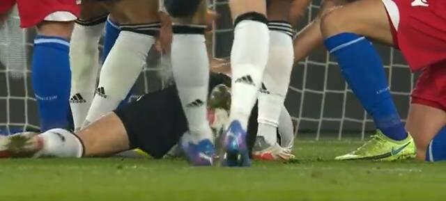 Alman yıldızı öldürmeye teşebbüs gibi faul! Eleme maçında facianın eşiğinden dönüldü