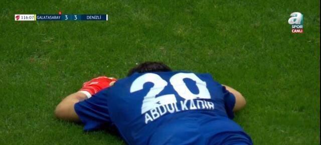 Her şeyi anlatan o fotoğraf! Galatasaray'ı durduran genç Abdulkadir, bir gece Türkiye'de kahraman oldu